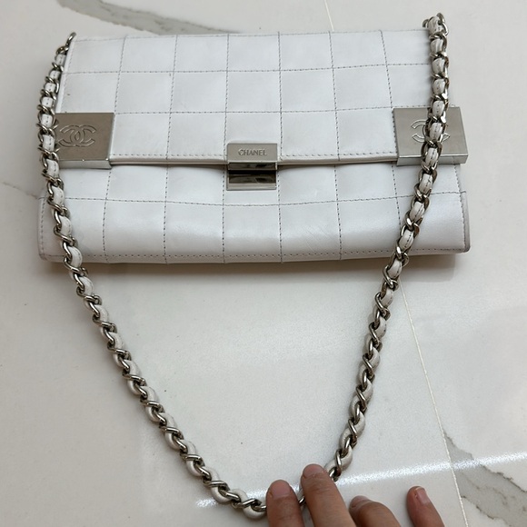 Preloved Chanel White Patent Leather Chocolate Bar Clutch On Chain. - Picture 14 of 17